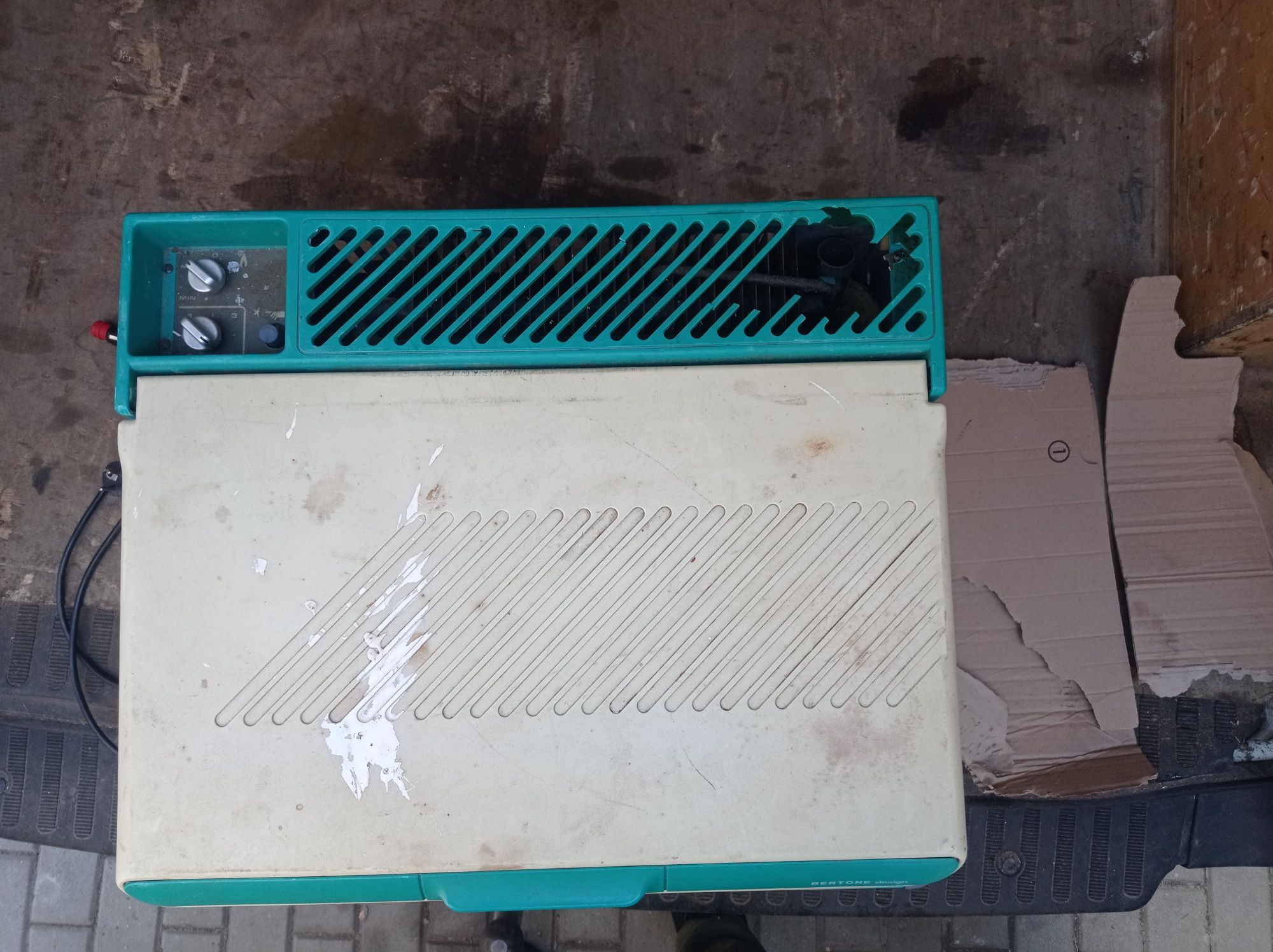Холодильник работает от пропана /12в.//220в.