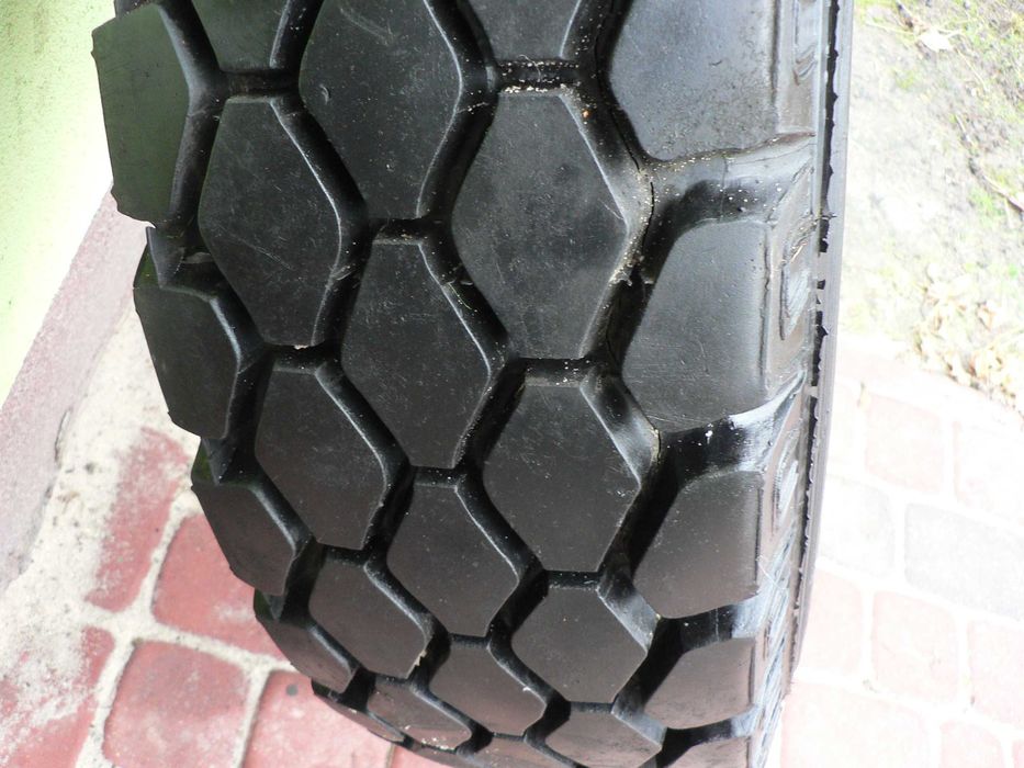 Opona 900/20 z dętką i fartuchem .