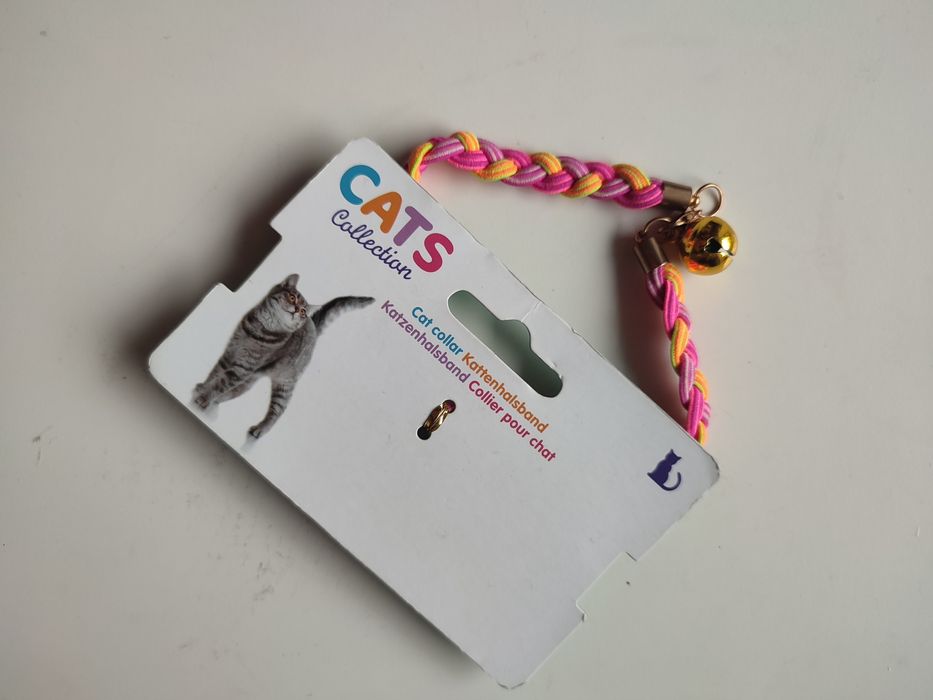 Nowa obroża dla kota piękna ze złotym dzwoneczkiem