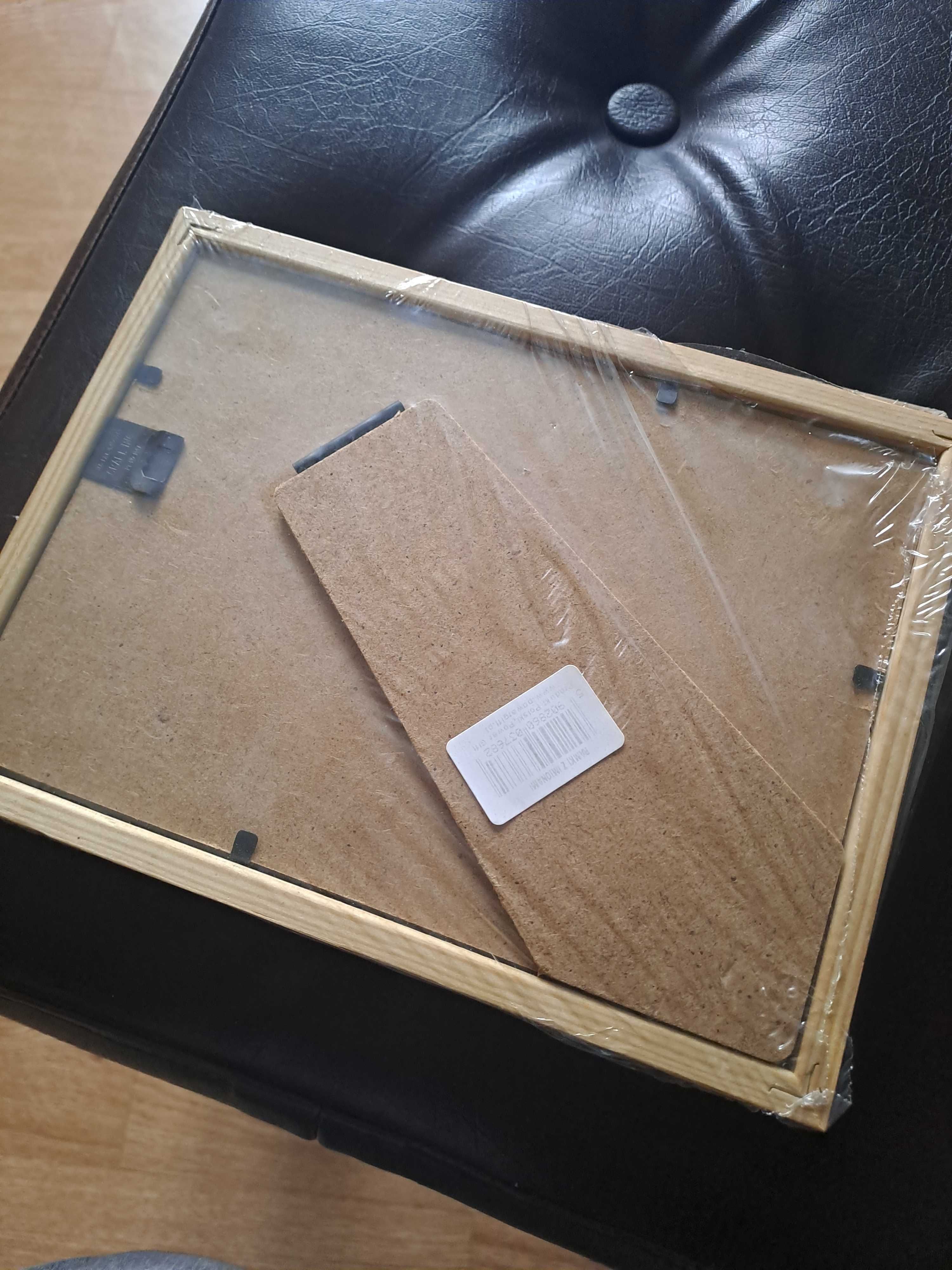 Drewniana ramka na zdjęcie 9x13 personalizowana z napisem Tomek