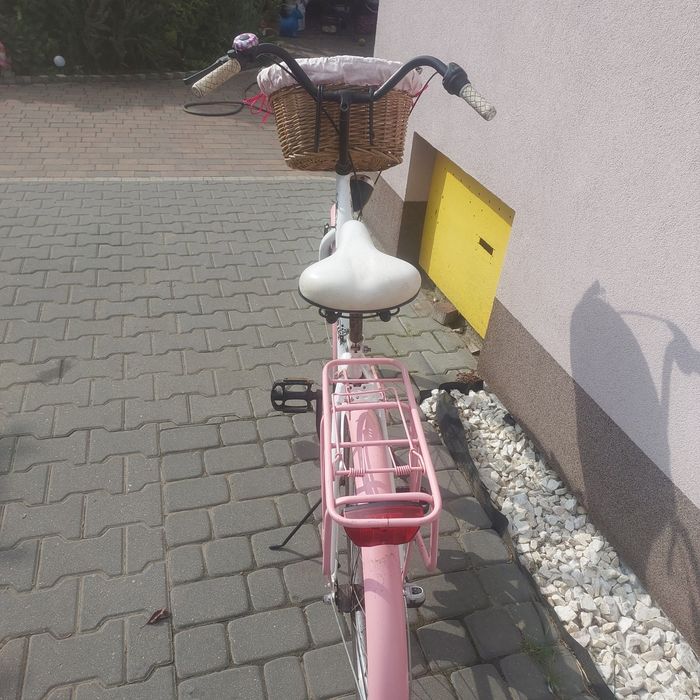 Biało różowy rower dla dziewczynki z koszykiem