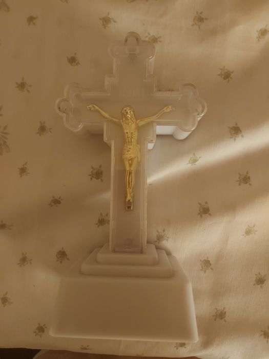 Cruz luminosa a pilhas