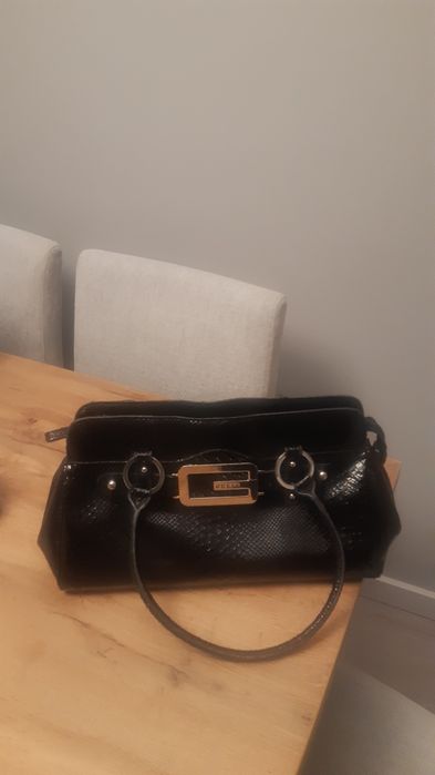 Torebka Gues, używana, czarna lakierowana