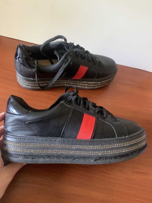 Жіночі кросівки (39 р, 37р)