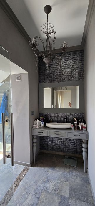 Будинок з басейном,  сауною, 15 соток землі