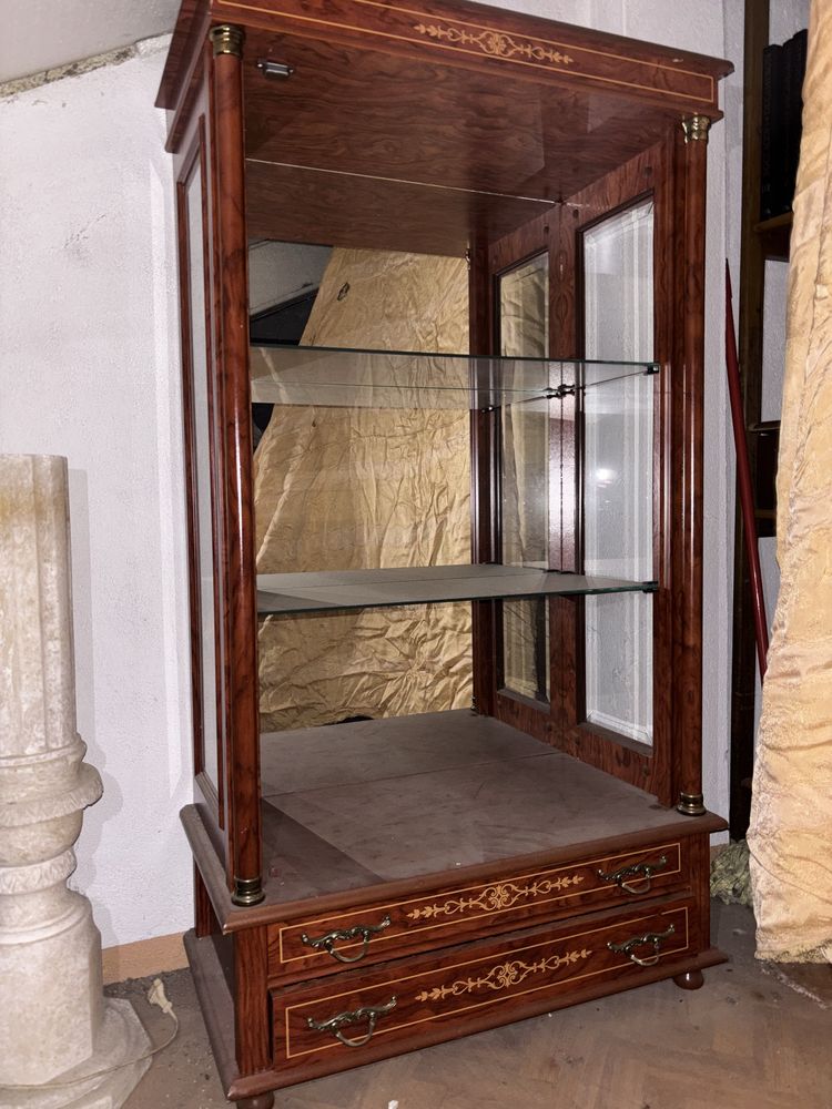Vitrine de madeira e vidro