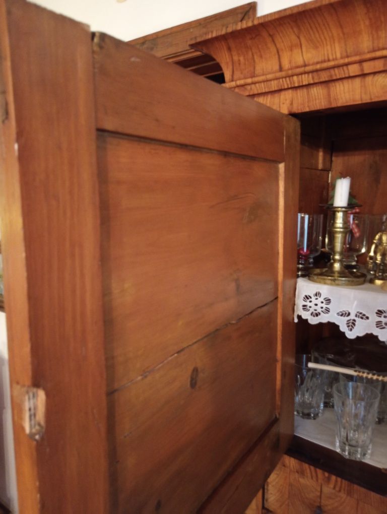 Kredens Biedermeier z XIX wieku