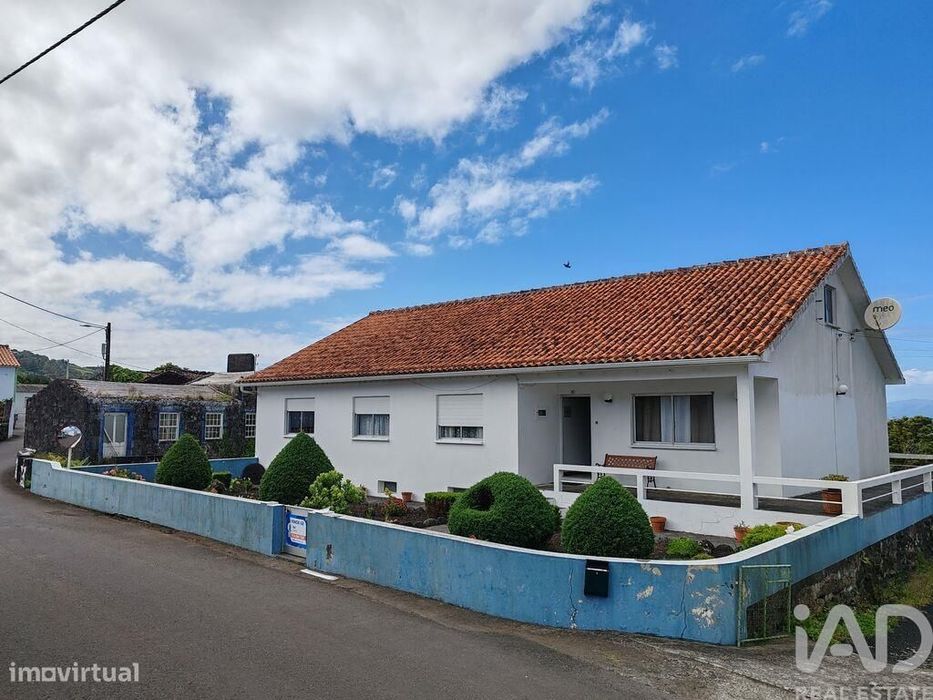 Casa T3 em Ribeirinha de 374,00 m2