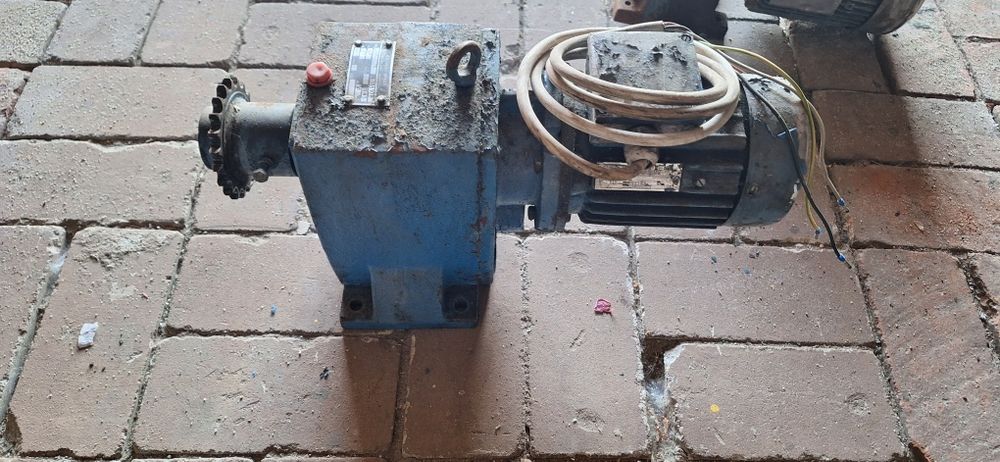 Silnik z przekładnią