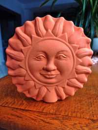 Ceglasta rzeźba słońce z twarzą z ceramiki symbol radości - 16 cm