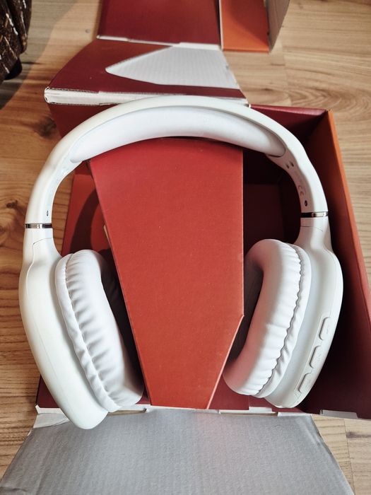 Słuchawki nauszne Roseland RH-800 to bezprzewodowy zestaw słuchawkowy