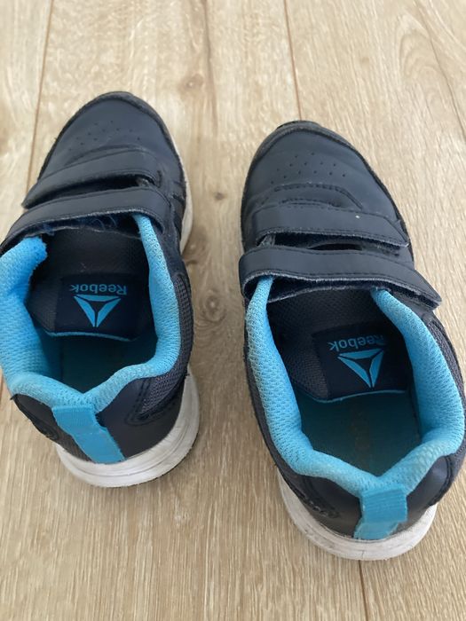 Buty chłopiece o  rozmiarze 27,5