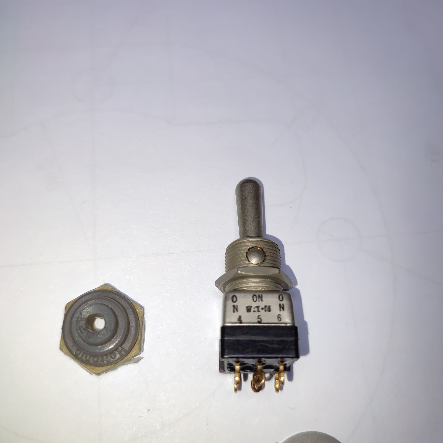 Hetronic Тумблер Eaton 8869K11 T-0-T двухполюсный — 2xNO и 2xNC