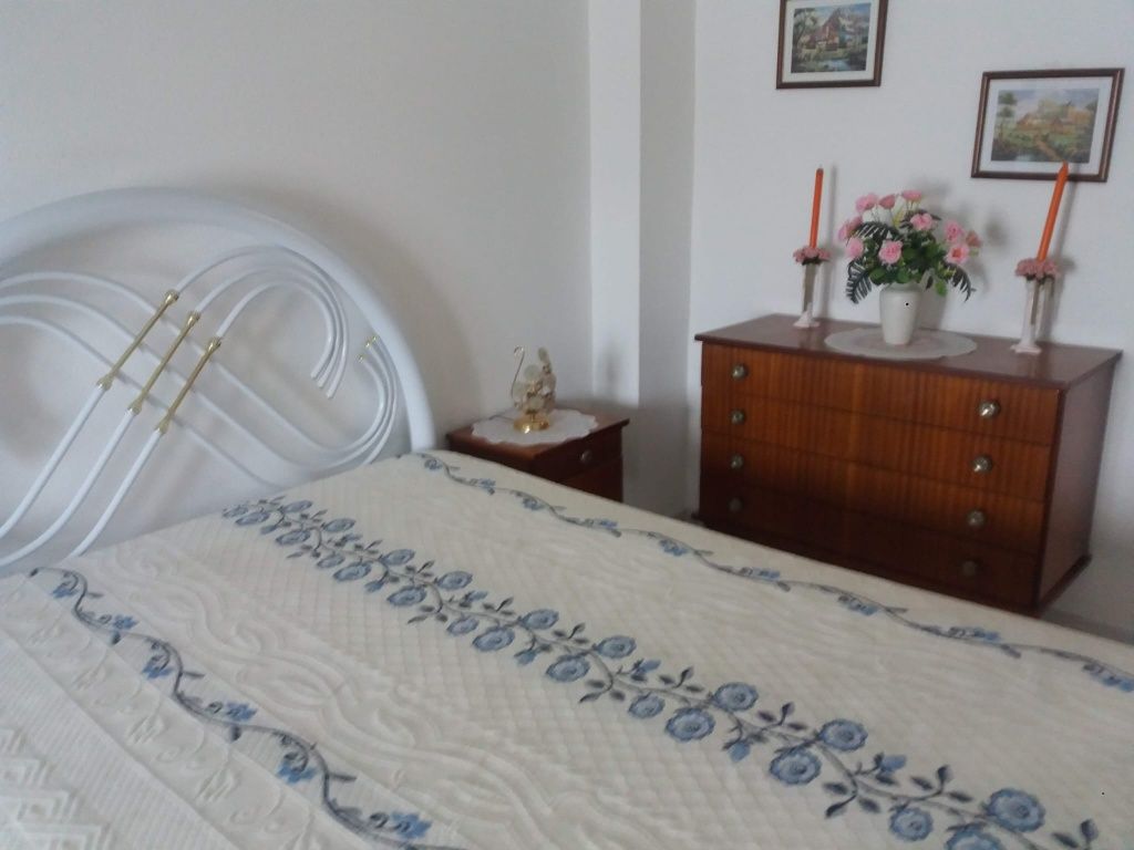 Móveis Vintaged de quarto de casal com cama de ferro nova
