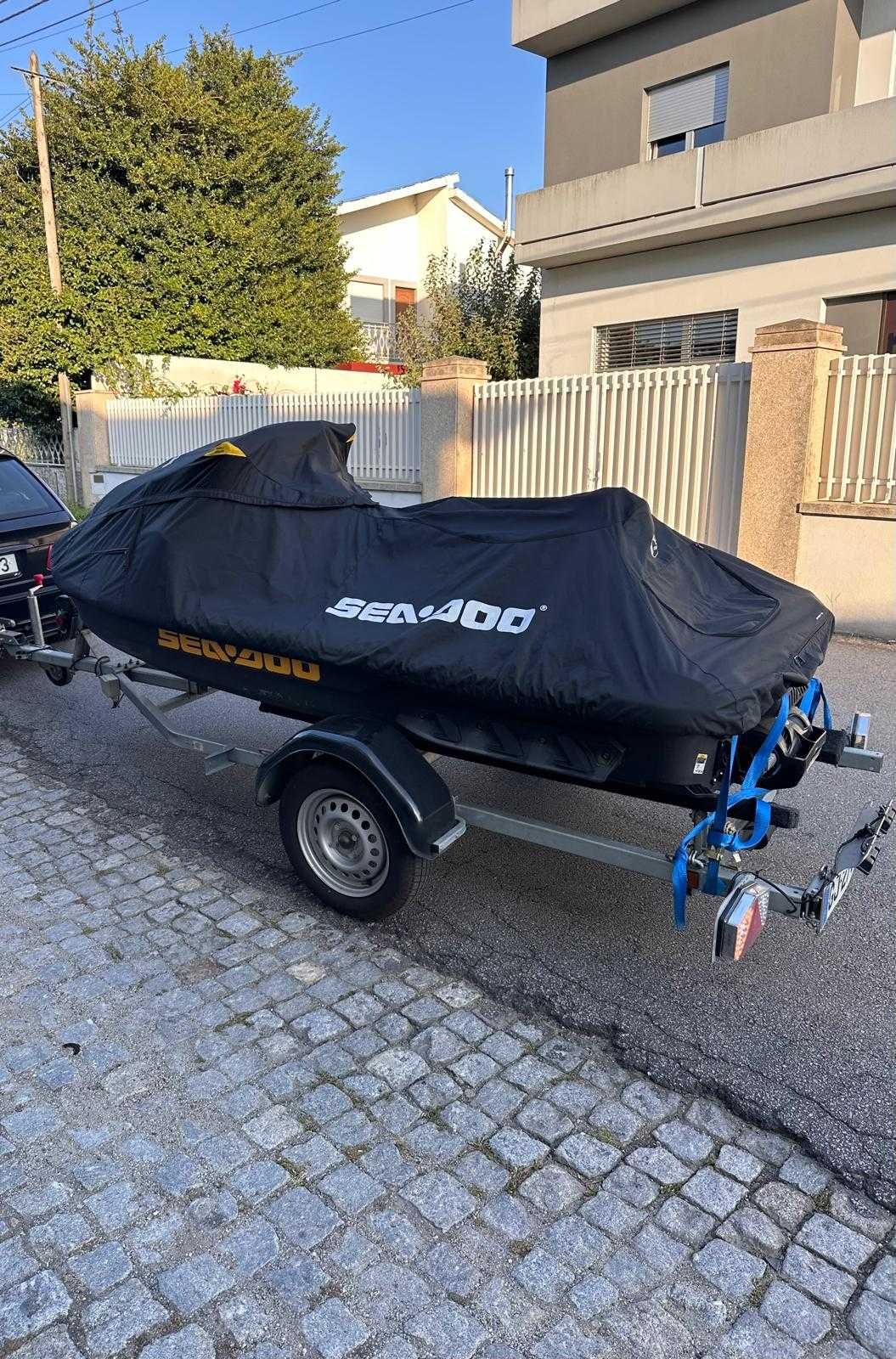 Mota de Agua seadoo GTR 230 com Sistema de Som capa e atrelado
