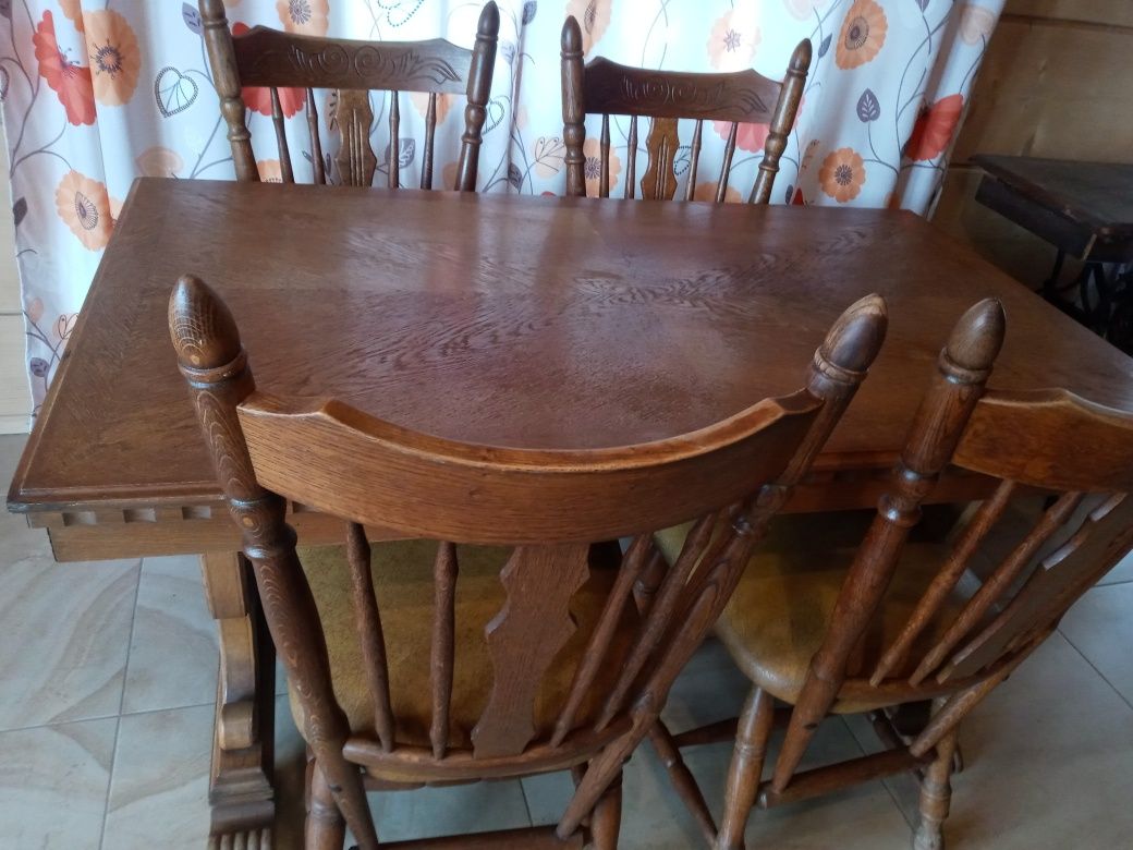 Drewniany stol + cztery krzesla