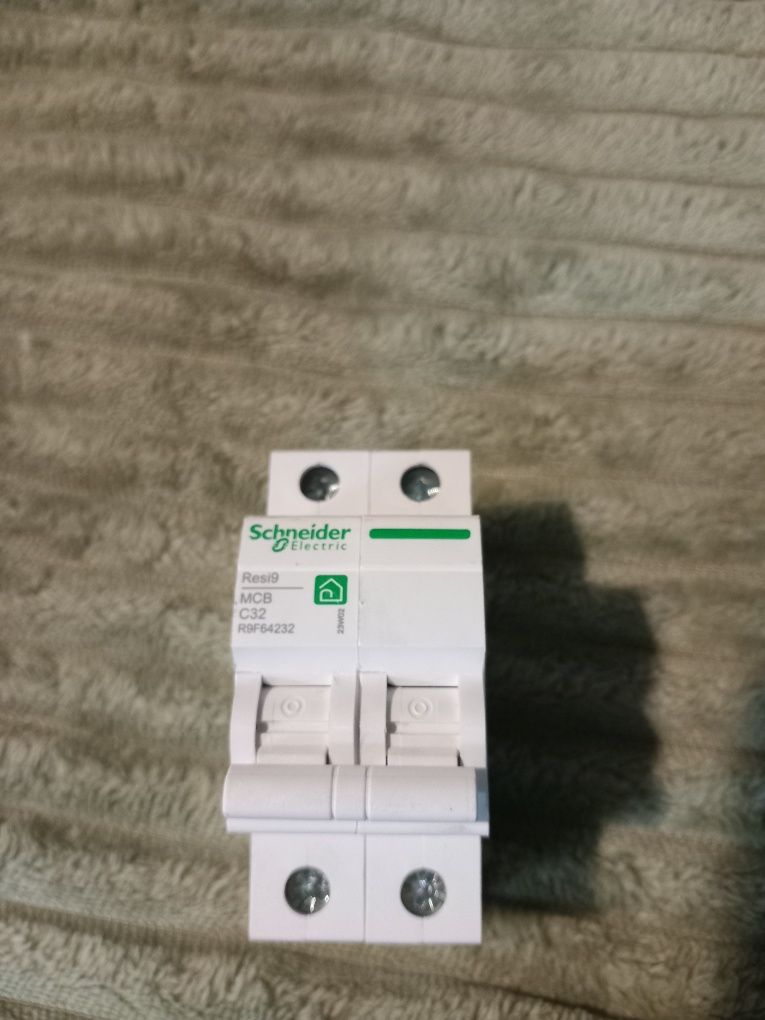 Wyłącznik nadprądowy Schneider Electric nowy R9F64232  C32 400V