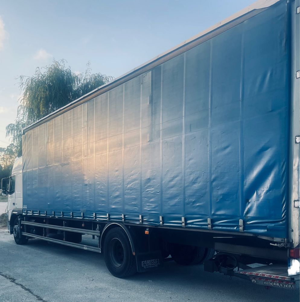 Volvo FM 330 com plataforma
