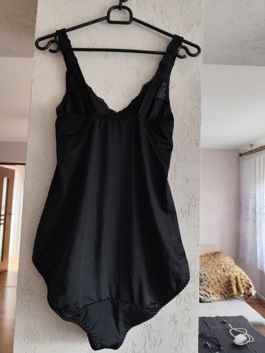 Body wyszczuplające z koronką na regulowane ramiączka rozm 75B. Miss M