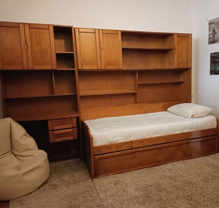 Cama e secretária quarto