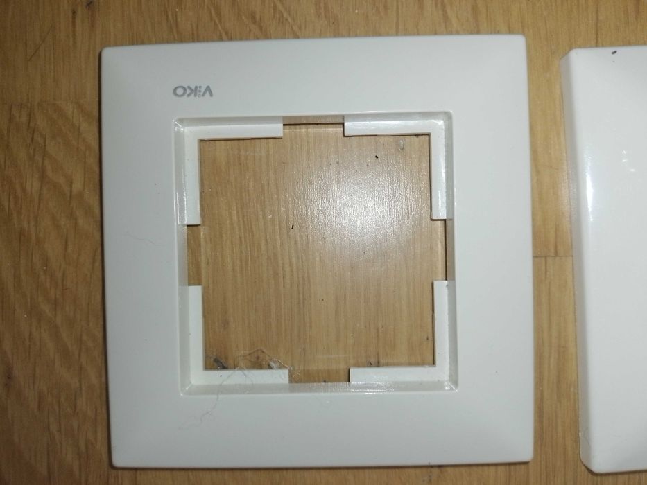 Рамки для розеток VIKO, KARRE, колір кремовий, білий. Заглушки