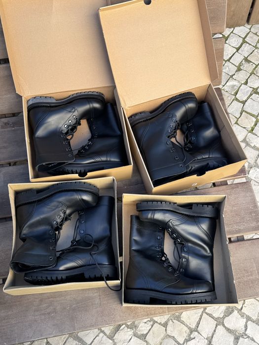 Botas pretas militar