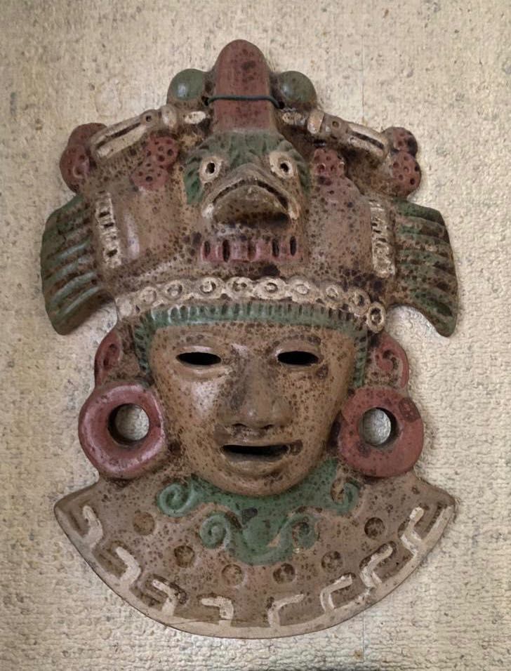 Conjunto de três peças Incas decorativas.