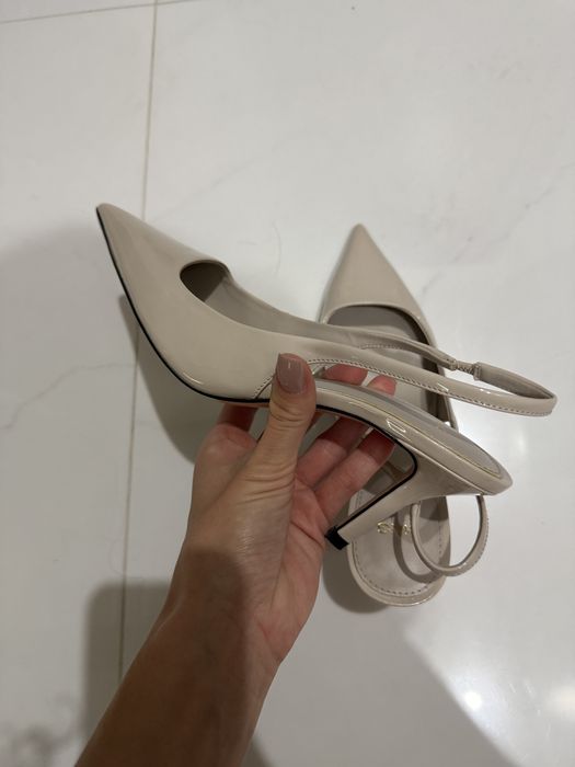 Туфлі-лодочки в бежевому кольорі Mango