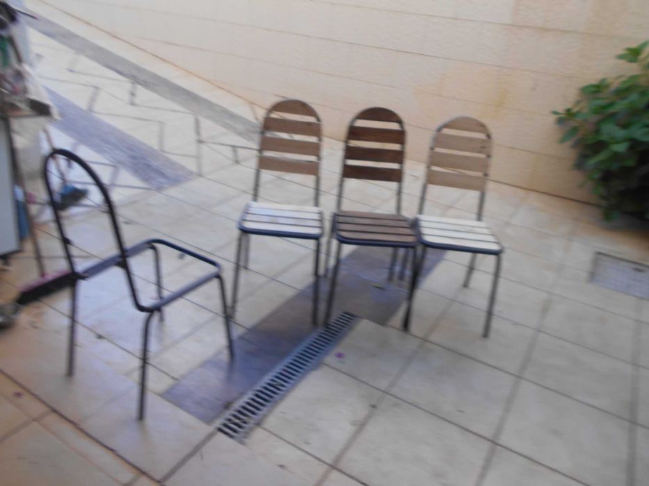 cadeira  em madeira e ferro