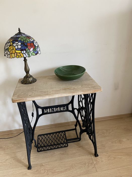 Stolik z maszyny do szycia SINGER.