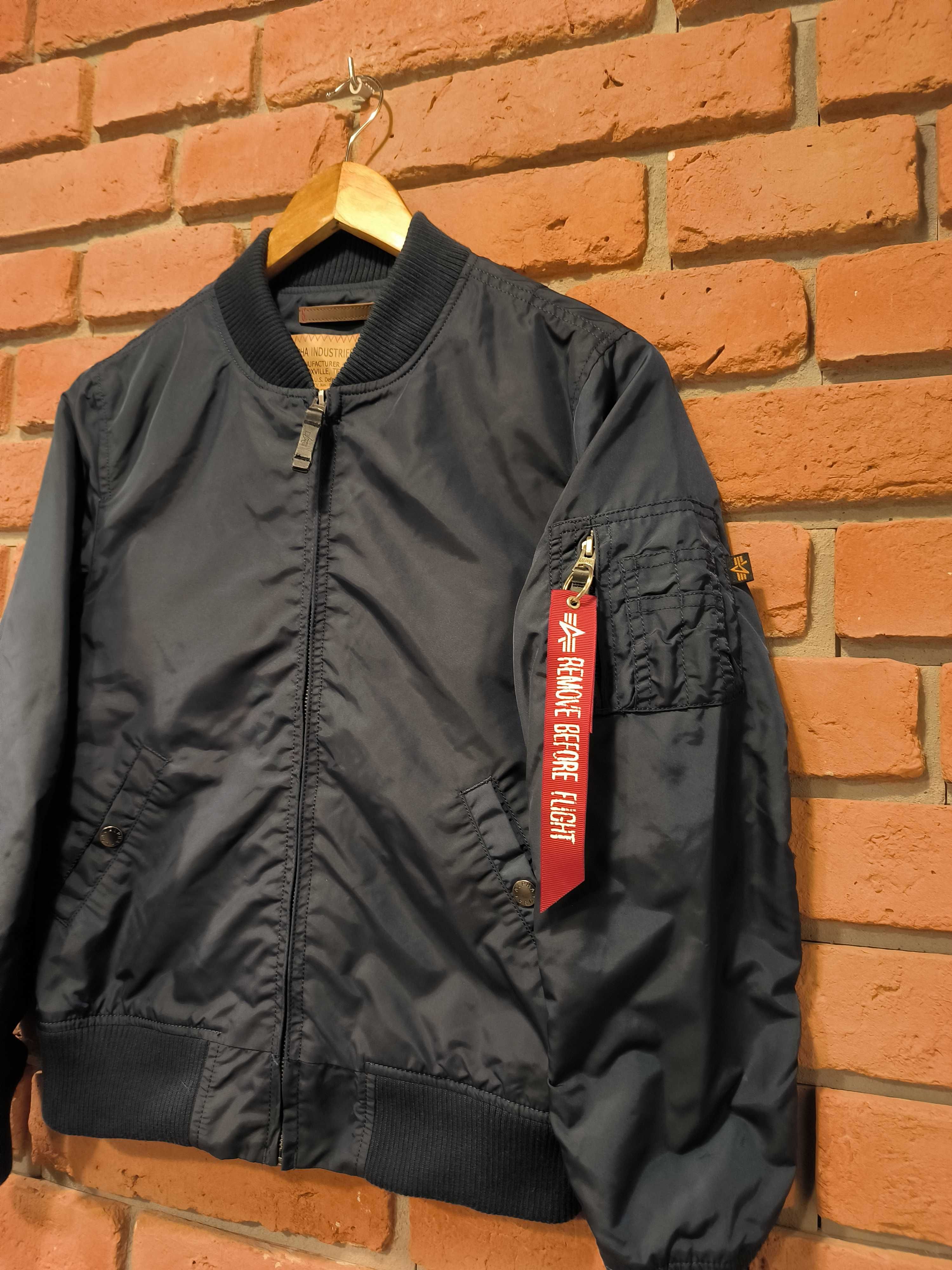 Kurtka Bomberka Alpha Industries Przejściowa Wiosenna Granatowa Logo