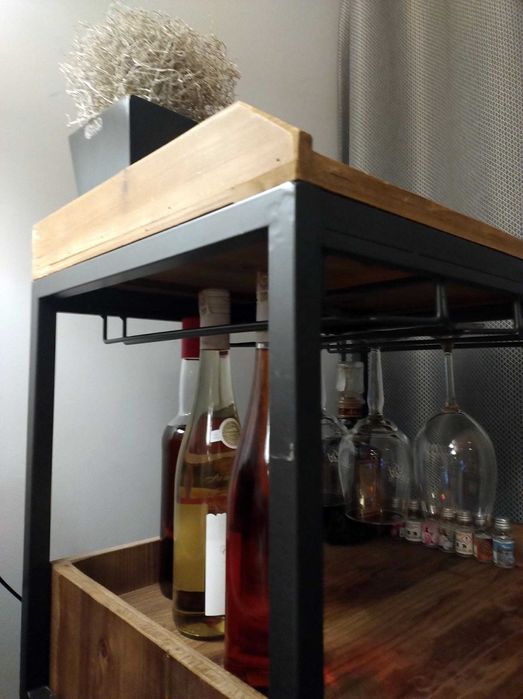 Barek (szafka, regał, bufet) na kieliszki i wino. Drewno jodłowe. Loft