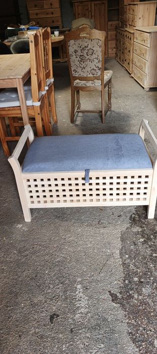 Siedzisko z pojemnikiem przed łóżko