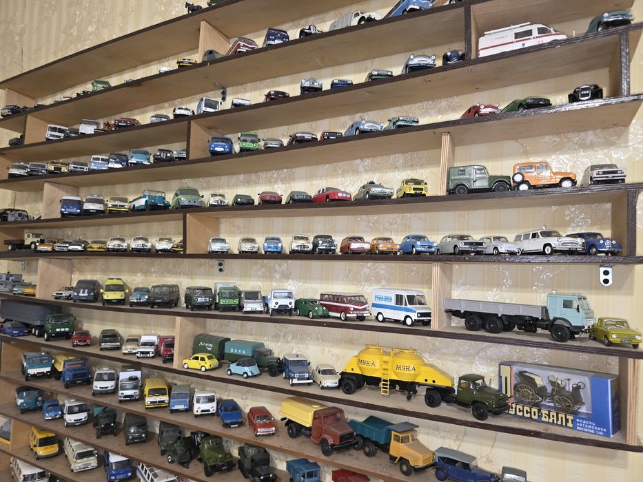 Машинки коллекционые масштаб 1/43