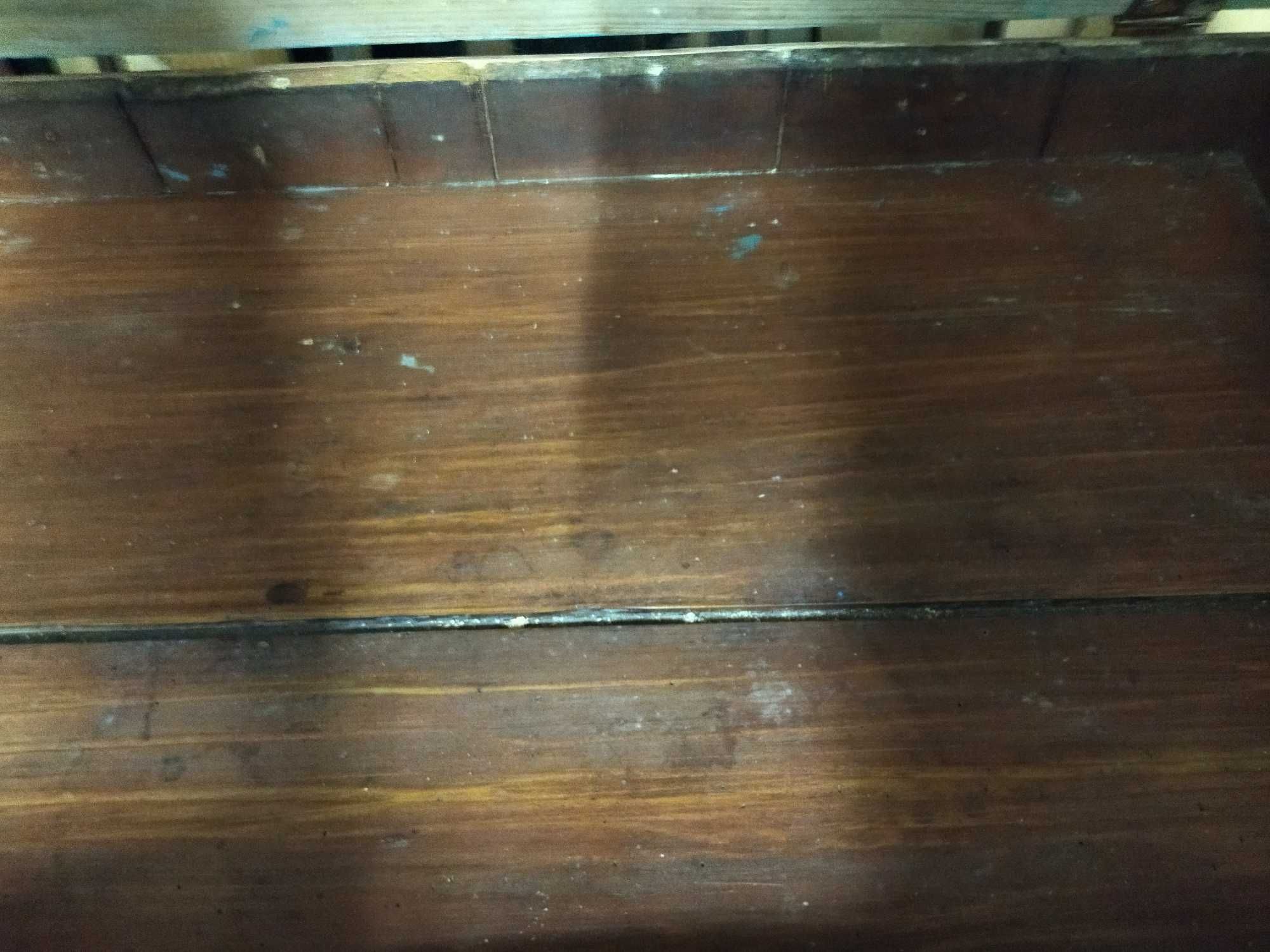 Móvel antigo com rede mosquiteira