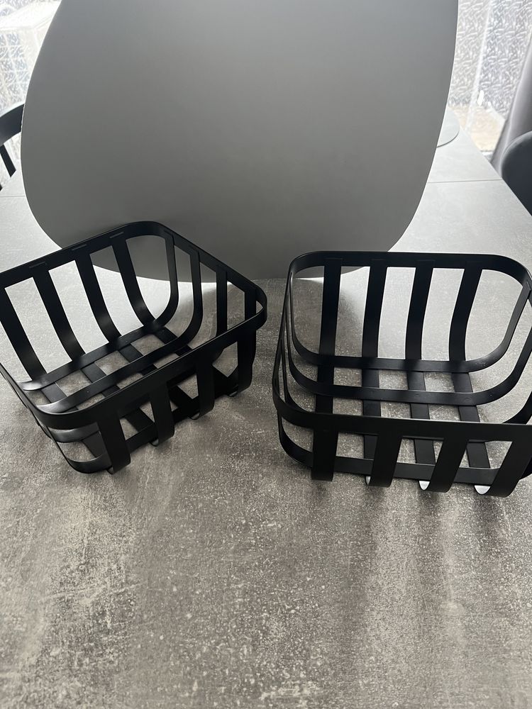 Dwa czarne metalowe koszyki na owoce 19,5x19,5x10 cm