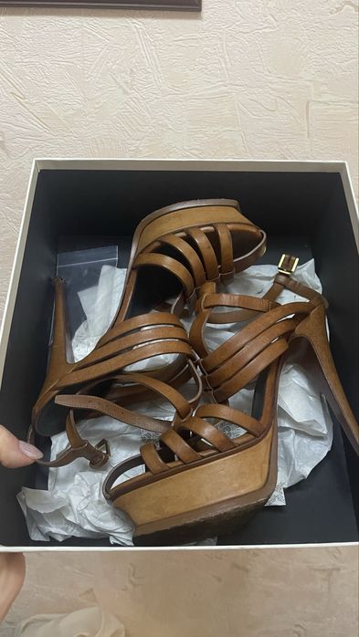 Вінтажні босоніжки Yvessent Laurent