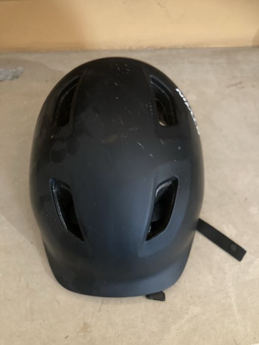 2 capacetes de proteção em jom estado