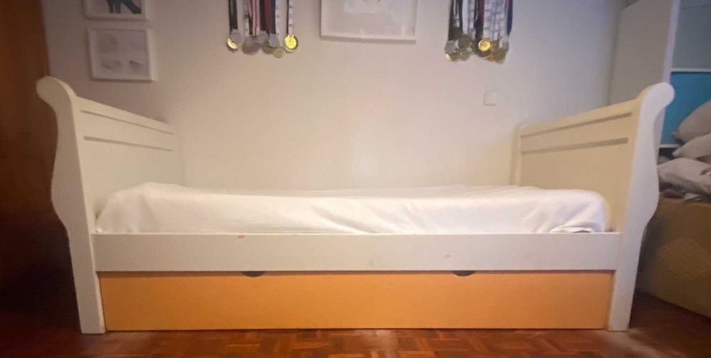 Cama dupla da Oficina Rustica, com colchão