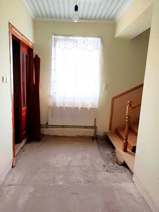 Просторий сучасний будинок з ремонтом, є-відновлення, постанова