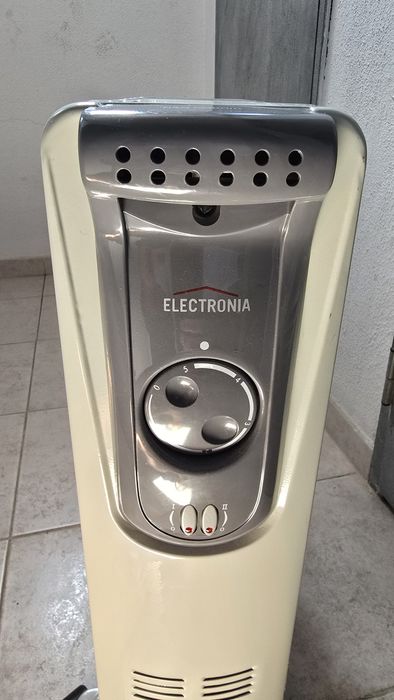 • Aquecedor a Óleo Eletronia CYAA10-9