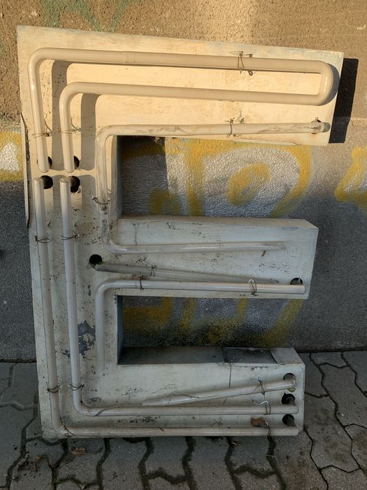 Stare litery neonu z lat 60-tych