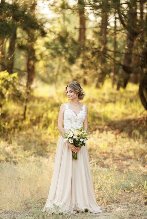 Śliczna beżowa suknia ślubna