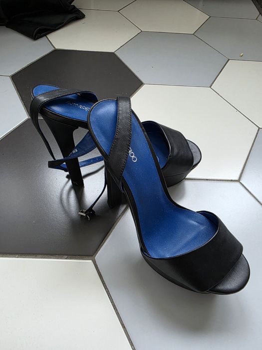 Босоніжки
Розмір: 39
Нові! Є декілька подряпин на каблуці від кігтів к