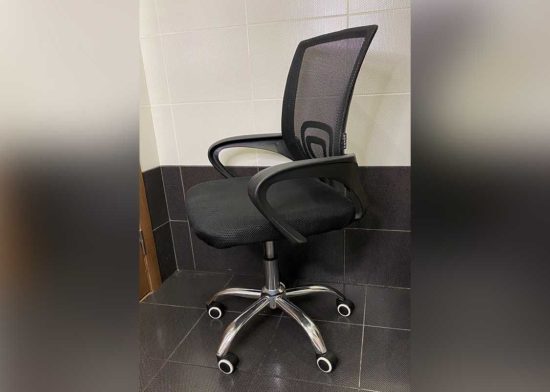 Недороге крісло нове комп’ютерне зі спинкою на металевій основі