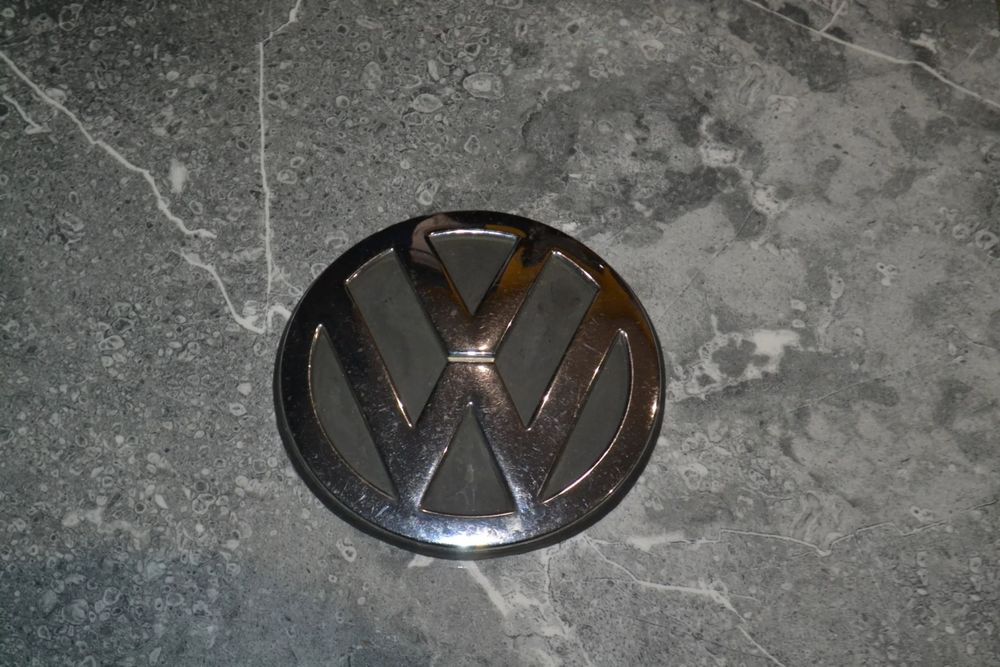 VW GOLF IV EMBLEMAT LOGO ZNACZEK KLAPY BAGAŻNIKA 1J6853630A/B