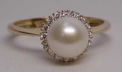Złoty pierścionek z perłą i cyrkoniami R.15