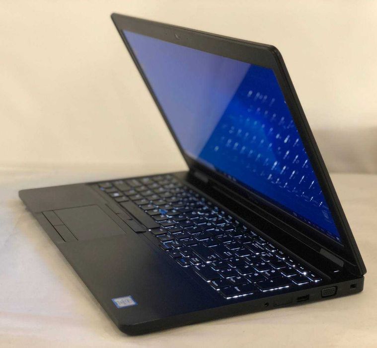 Ноутбук Dell Latitude 5590 15,6" FHD / i5-8250U / 8GB DDR4 / 256GB SSD