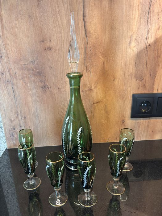 Garrafa de licor antiga com 6 cálices pintados à mão