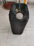 Vendo jerrican preto com 34 litros